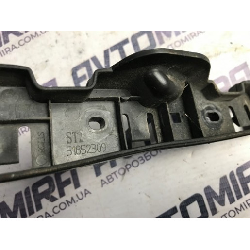 Кронштейн переднього бампера правий Fiat Punto 2005-2018 51852309